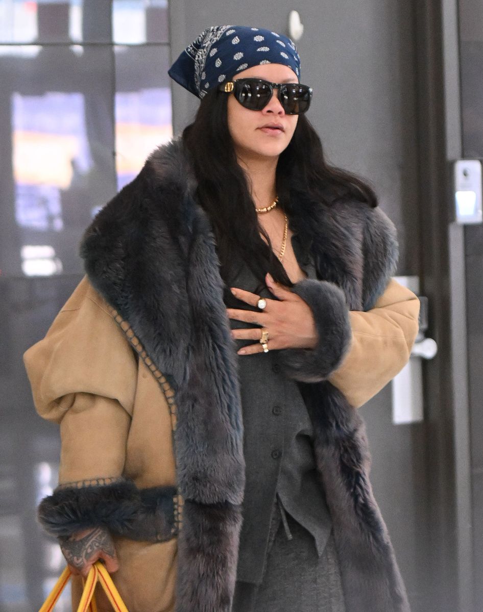 Rihanna once again proves that no one does airport style quite like her. Spotted arriving in New York City, she leaned into her signature formula, effortlessly blending luxury with comfort, statement pieces with practical layering.