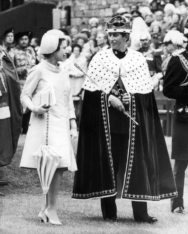 UNITED KINGDOM - JULY 01: July 1st 1969. Queen ELIZABETH II and Prince CHARLES during his investiture as the Prince of Wales, at Caernarvon castle in Wales. (Photo by Keystone-France/Gamma-Keystone via Getty Images)Keystone-France/Gamma-Keystone via Getty Images
