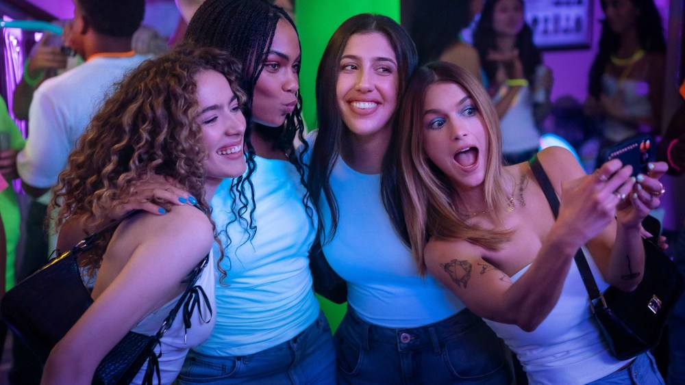 'Roommates' Review: An Uneven College Comedy With Two Terrific Leads