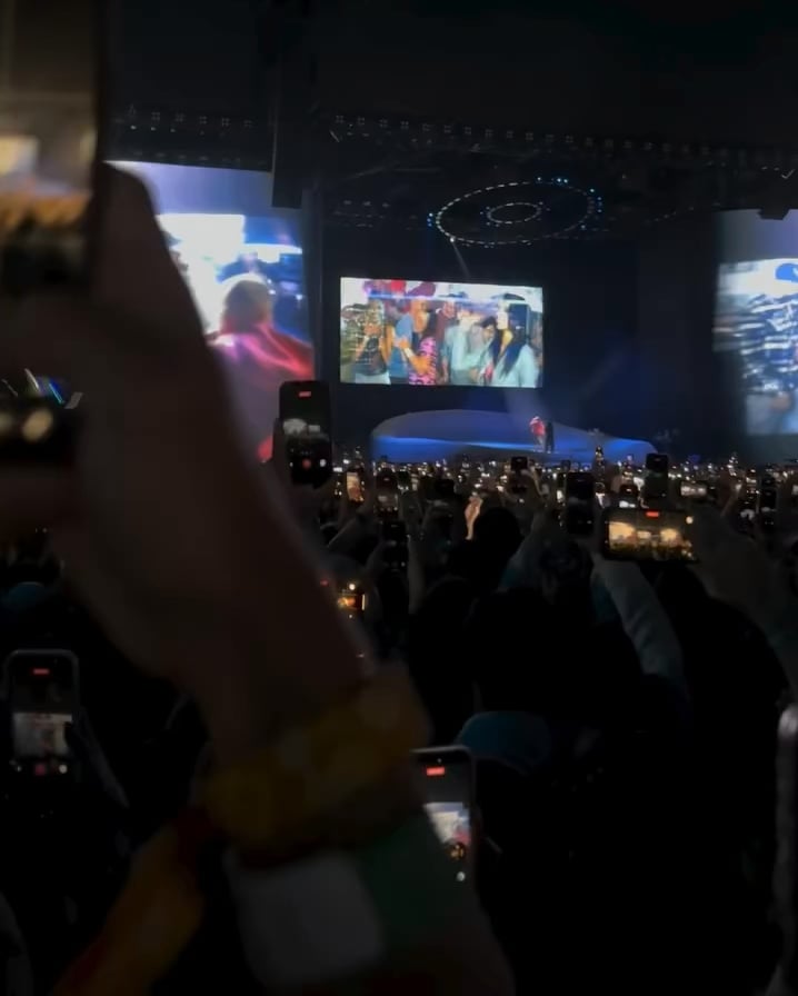 A Coachella attendee shared a clip of Justin Bieber’s performance to show all the people recording on their phones