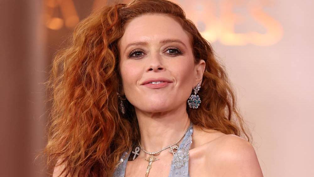 Natasha Lyonne Claims ICE Detained Her After Kicked Off Flight Natasha Lyonne Claims ICE Detained Her After Kicked Off Flight