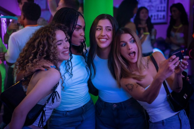 ROOMMATES. (L to R) Jaya Harper as Olivia, Bella Murphy as Amber, Sadie Sandler as Devon and Chloe East as Celeste in Roommates. Cr. Scott Yamano/Netflix ?? 2026.