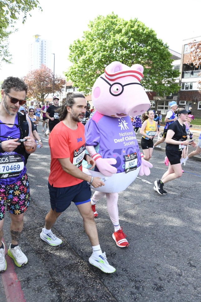 BGUK_3561835 - London, UNITED KINGDOM Daddy Pug already exhausted at mile 3 of the London marathon Pictured: Daddy pig, Joe Wicks BACKGRID UK 26 APRIL 2026 BYLINE MUST READ: Bob Grey / BACKGRID UK: +44 208 344 2007 / uksales@backgrid.com USA: +1 310 798 9111 / usasales@backgrid.com *Pictures Containing Children Please Pixelate Face Prior To Publication*