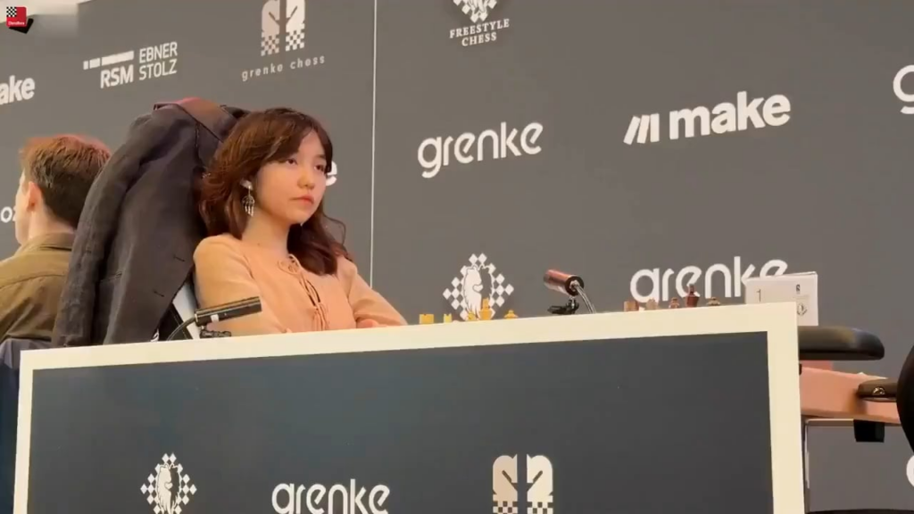 World chess star Magnus Carlsen took a selfie with his opponent then reported her.

18 year old Kazakh player Alua Nurman asked for a photo before the game  Carlsen agreed and smiled for the shot.

Right after that, he called the arbiter, and her phone was taken away: devices are banned during game.
