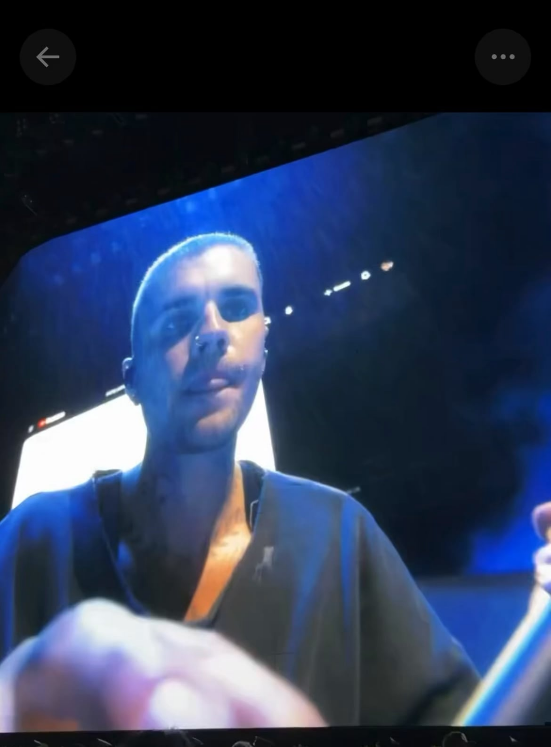 Katy Perry makes a joke about Justin Bieber playing yt videos during performance