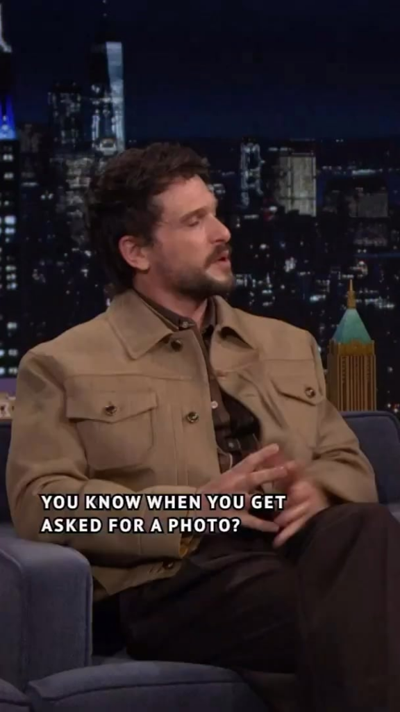 Kit Harrington’s reaction to a family asking to take a picture of the Big Ben and not a picture with them