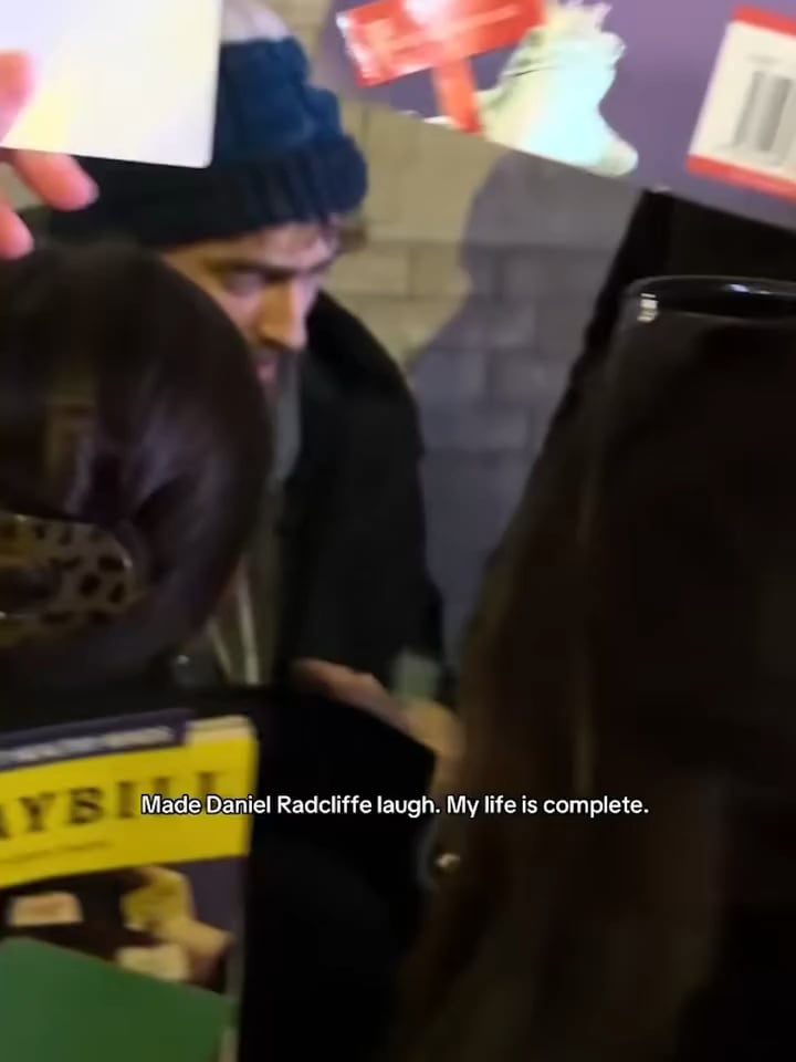 Daniel Radcliffe signs a ‘Cards against Humanity’ about himself