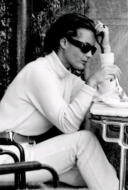 Romy Schneider nas lentes do fotógrafo espanhol Gianni Ferrari durante um intervalo das filmagens do filme "Dix heures et demie du soir en été" (22h30 verão) de Jules Dassin em 1965.