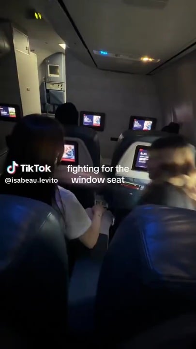 Isabeu Levito and Alysa Liu fighting for the window seat on TikTok