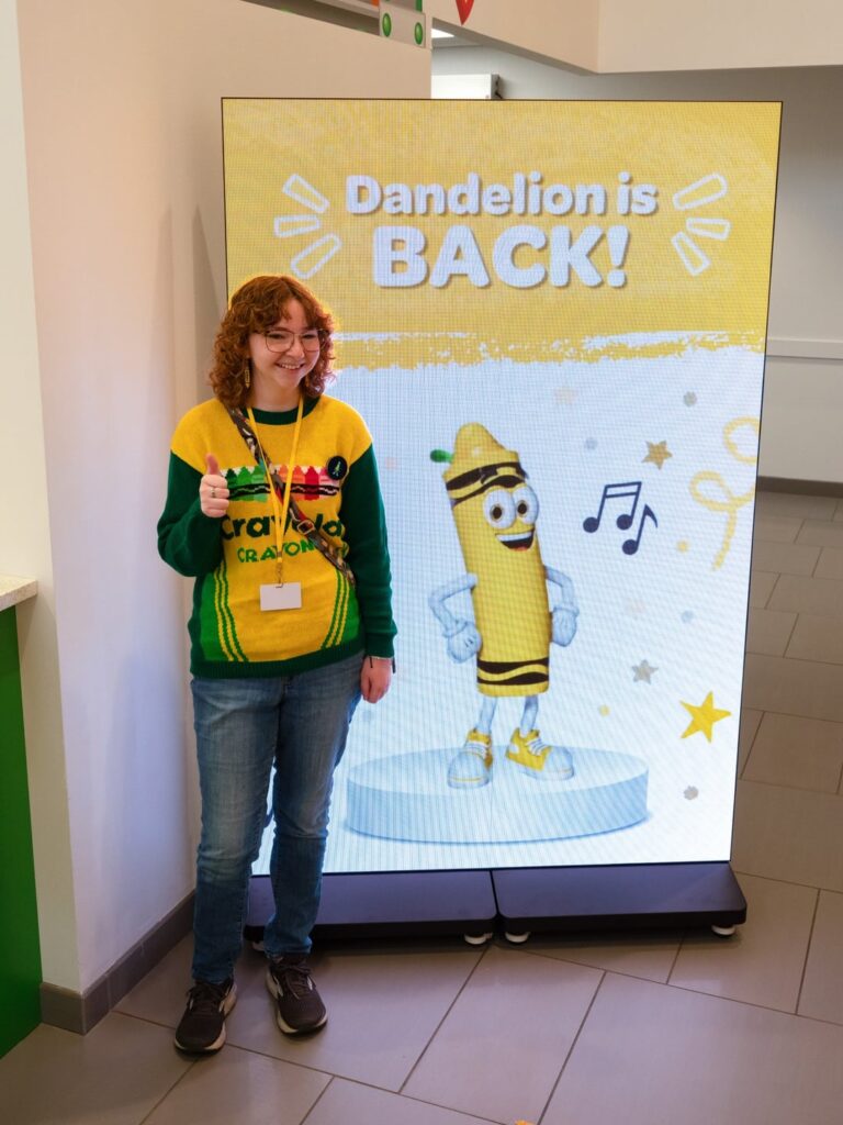 Crayola has brought back the Dandelion color as part of its celebration of National Crayon Day. For the celebration they invited LaKenzie Leigh-Andrea Powell, who became famous for her social media content dedicated to collecting the color.