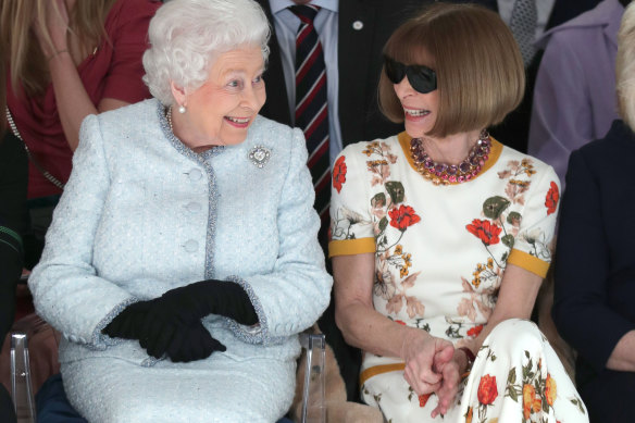 The Queen with <i>Vogue</i> editor Anna Wintour in 2018.