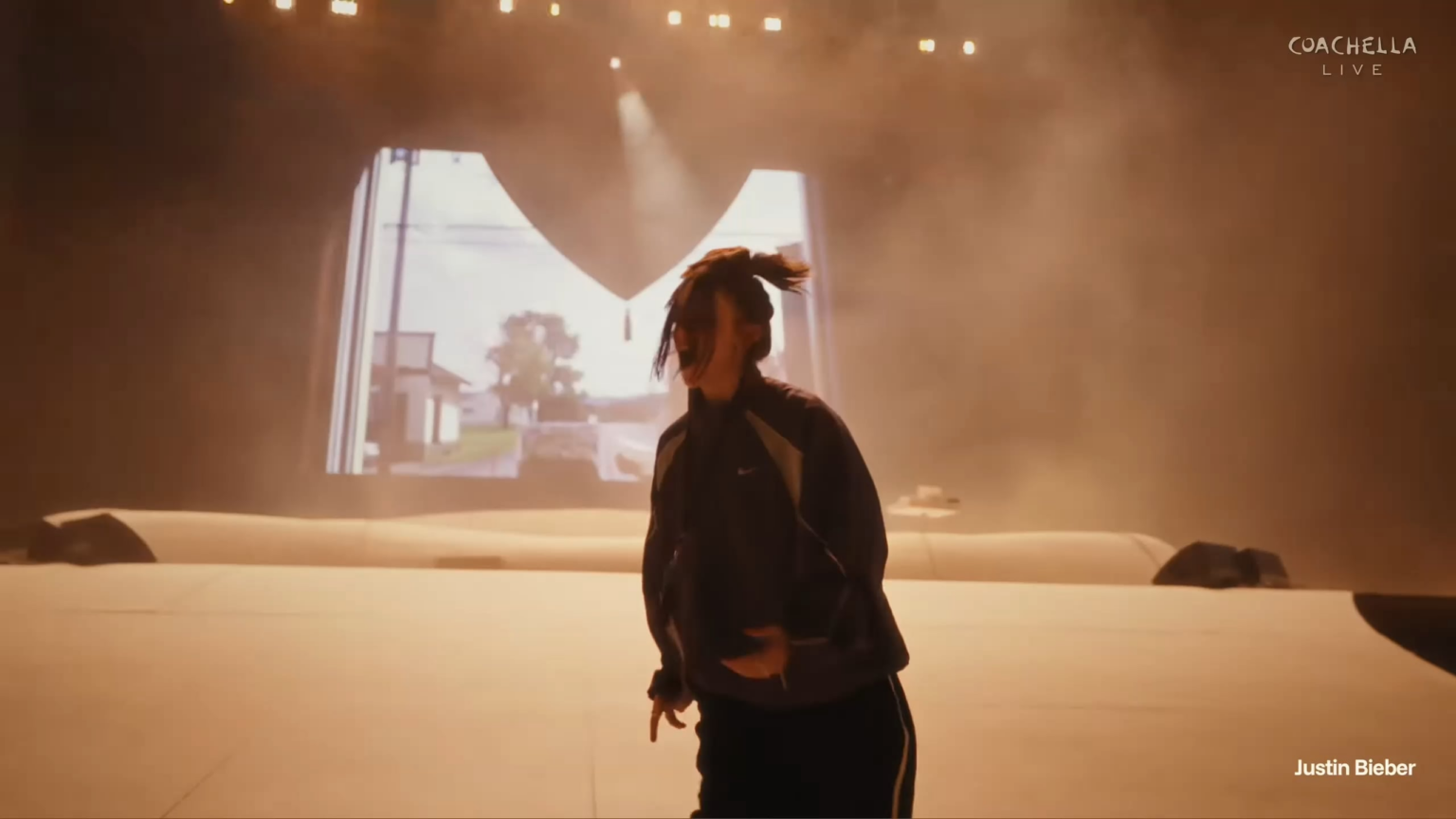 Justin Bieber brought Billie Eilish on stage for "One Less Lonely Girl"