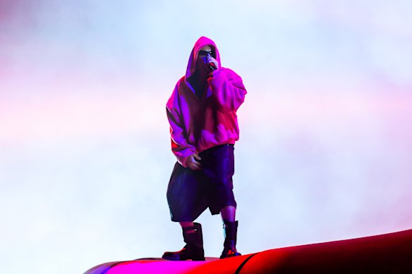 Justin Bieber in a Skylrk hoodie, Lu’u Dan shorts and Loewe boots performing at Coahcella. 