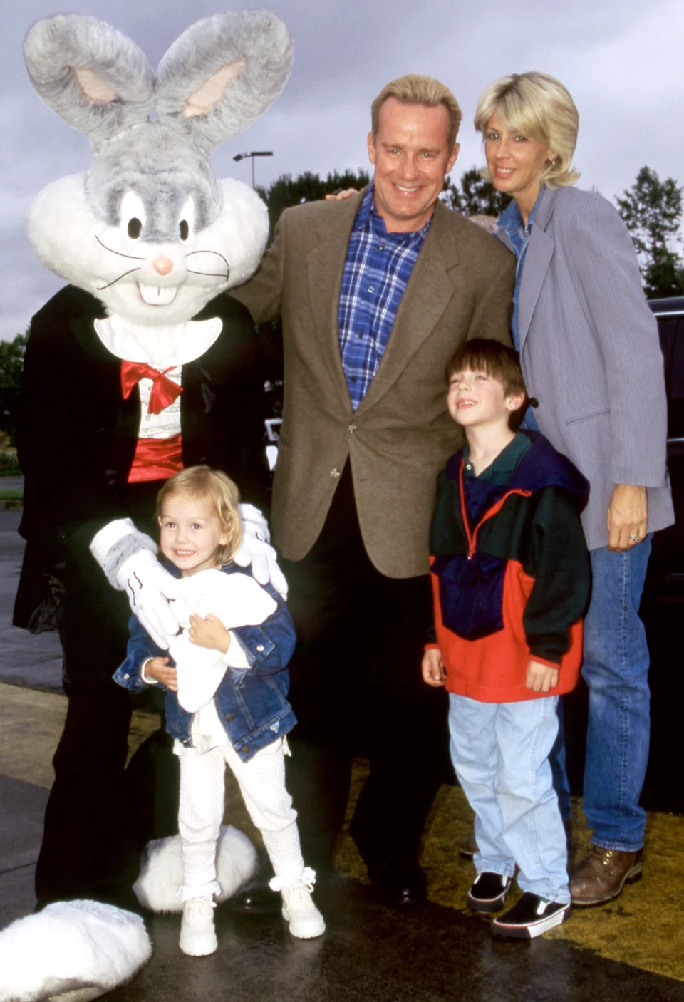 Phil Hartman, his wife Brynn, and their kids pose with Bugs Bunny at Six Flags