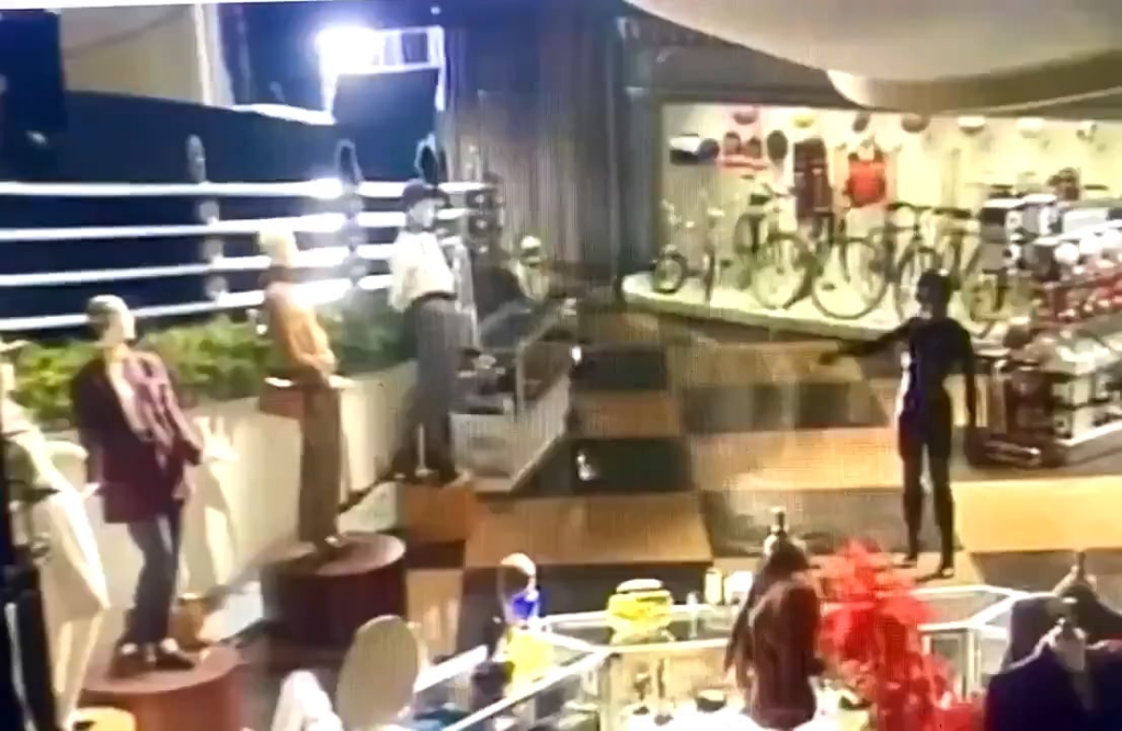 Michelle Pfeiffer whipped the head off four mannequins as ‘Catwoman’ in one take and got a round of applause from the Batman Returns crew