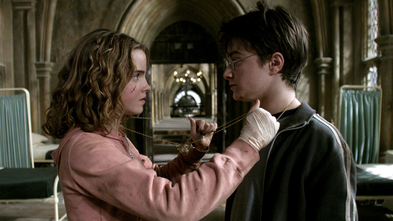 Harry (Daniel Radcliffe) and Hermione (Emma Watston) about to time travel in Harry Potter and the Prisoner of Azkaban