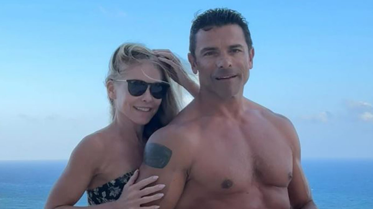 Kelly Ripa an dMark Consuelos in bathing suits