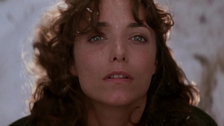 Karen Allen as Jenny Hayden looking up at the sky in Starman (1984)