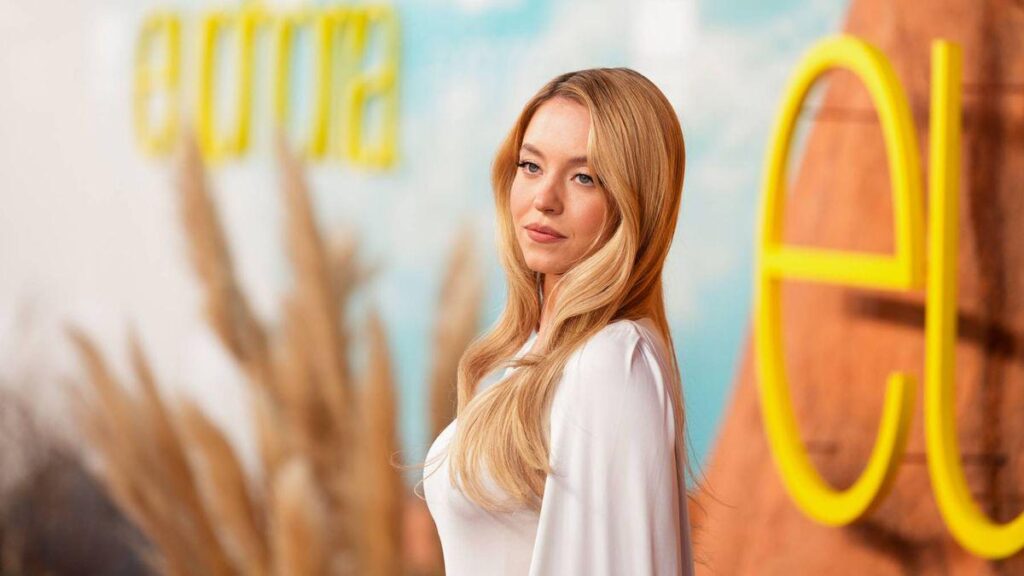 Paula Marshall turned heads at the Euphoria season three premiere with an anti-Trump purse while co-star Sydney Sweeney walked the same red carpet Paula Marshall turned heads at the Euphoria season three premiere with an anti-Trump purse while co-star Sydney Sweeney walked the same red carpet