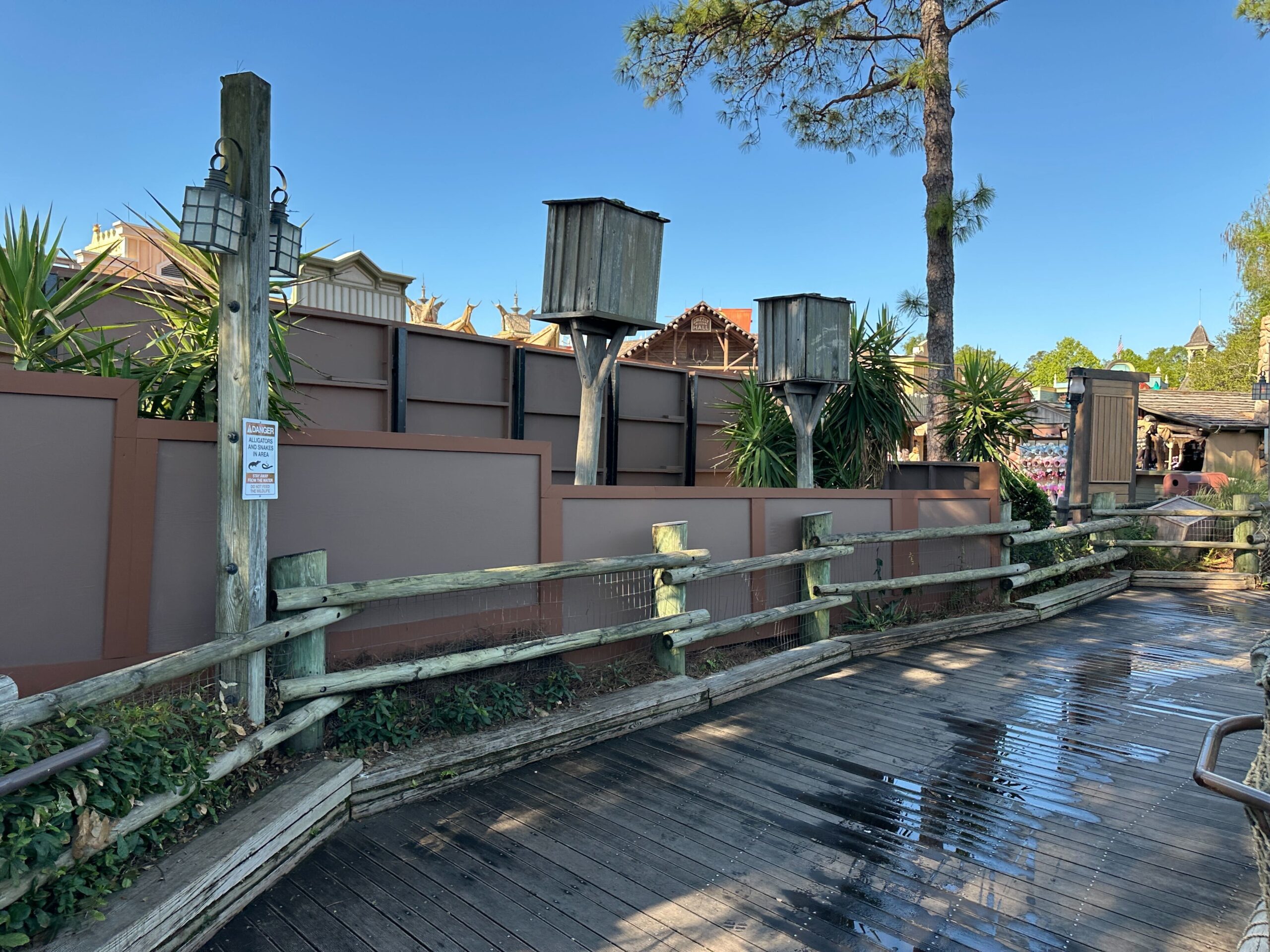 The construction walls near Big Al's outside Country Bear Musical Jamboree have been extended. The merchandise kiosk is marked for demolition, as is the Westward Ho food kiosk.