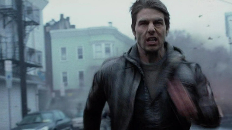 Tom Cruise as Ray running as the aliens are attacking in War of the Worlds