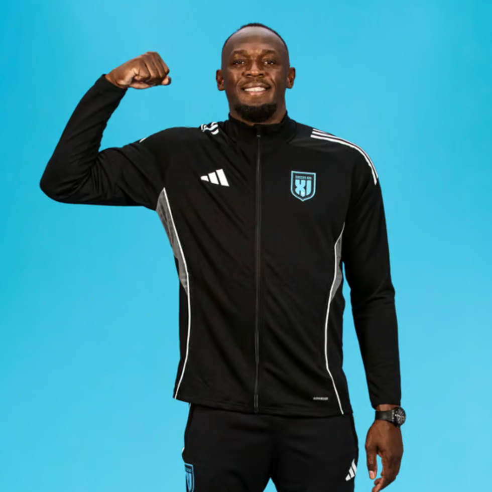 Soccer aid line up athlete in sportswear flexing arm against a blue background