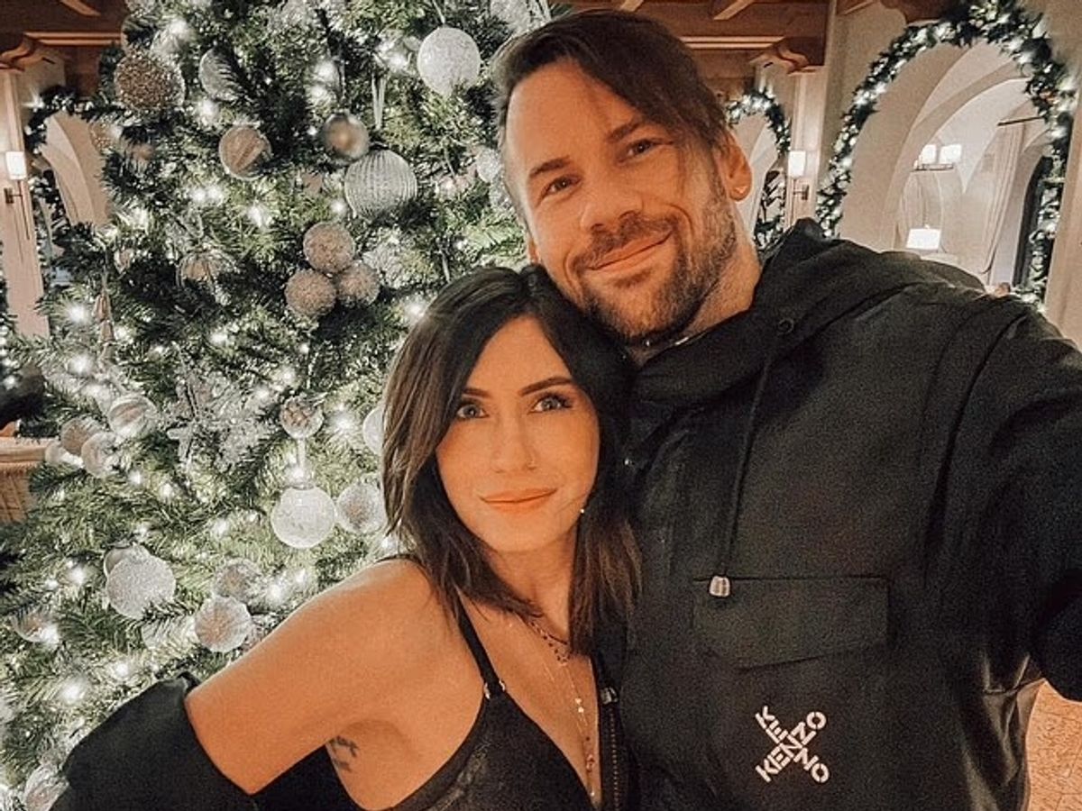 MIRROR Beartooth frontman Caleb Shomo comes out as 'proudly gay man' while his wife of 13 years breaks her silence

Credit Instagram

https://www.dailymail.com/tvshowbiz/article-15844077/beartooth-frontman-caleb-shomo-comes-gay.html\

https://www.instagram.com/fleurshomo/?hl=en