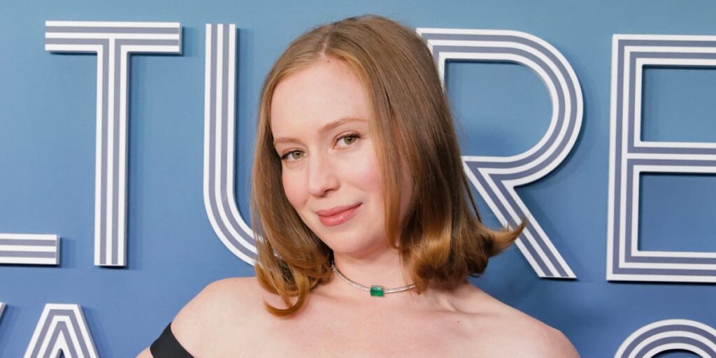 Hannah Einbinder Attends the Las Culturistas Culture Awards in a Black Off-the-Shoulder Dress Hannah Einbinder Attends the Las Culturistas Culture Awards in a Black Off-the-Shoulder Dress