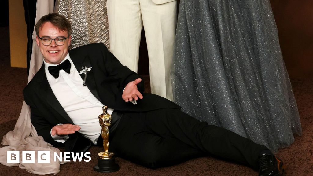 Pavel Talankin's Oscar for Mr Nobody Against Putin goes missing on NY flight - BBC