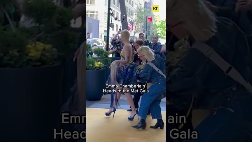 Emma Chamberlain is headed to the #MetGala and is giving "Fashion Is Art" in her royal blue dress. 💙