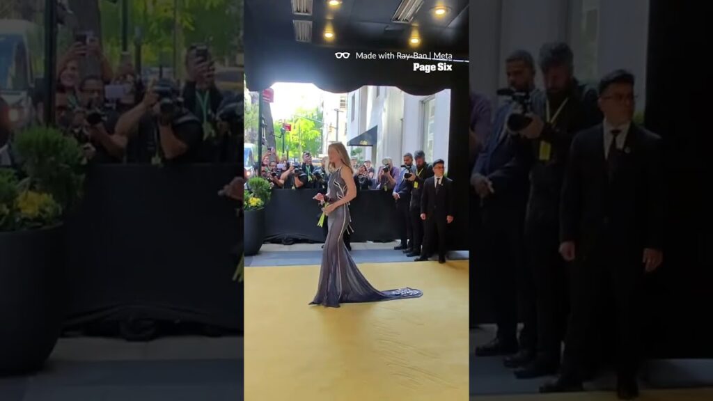 Gigi Hadid passed out flowers to fans outside The Carlyle ahead of the 2026 Met Gala #shorts
