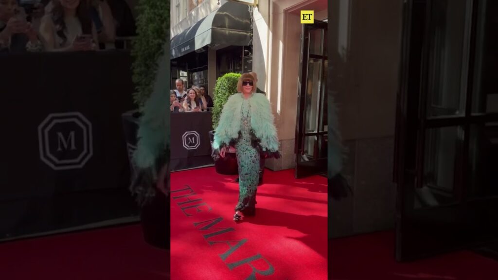 #annawintour leaves the #markhotel for the #metgala 😎