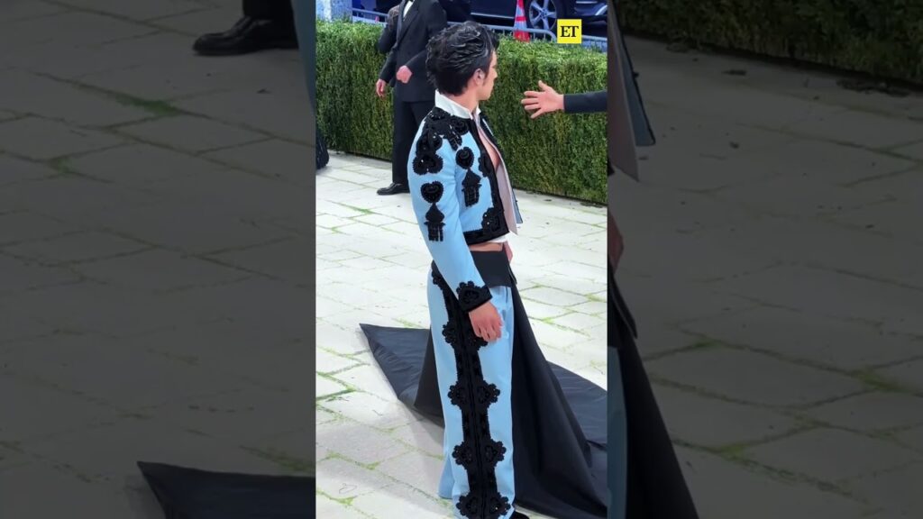 We're going 𝓶𝓪𝓭 over Hudson Williams at the #MetGala. 🥵 #hudsonwilliams