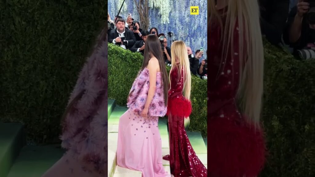 #MetGala co-chair Nicole Kidman and her daughter Sunday Rose are giving us inches on the carpet! ✨