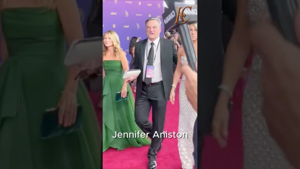 Jennifer Aniston Walking With Managers #JenniferAniston