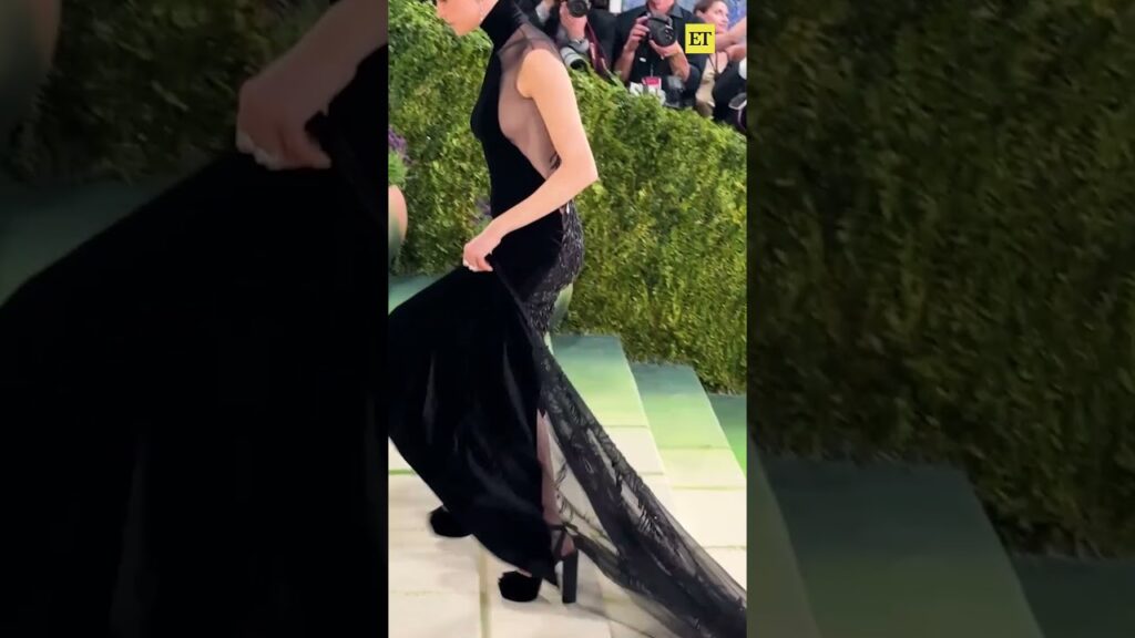 Can we get a little commotion for Cara Delevingne and her Ralph Lauren dress?! 🤩 #MetGala