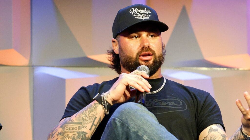 Country music star announces major career news, fires up fans with viral video for new album
