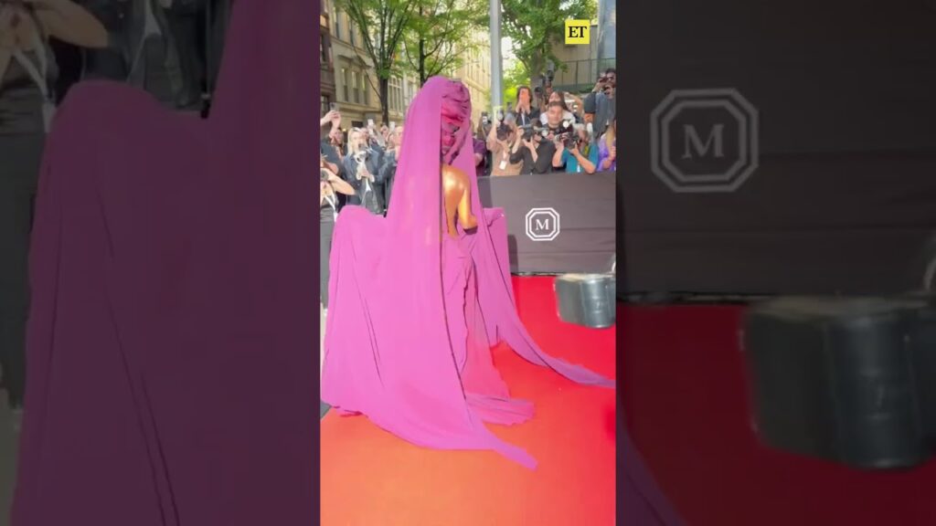 #doechii heads out to the #metgala covered in purple. 💜