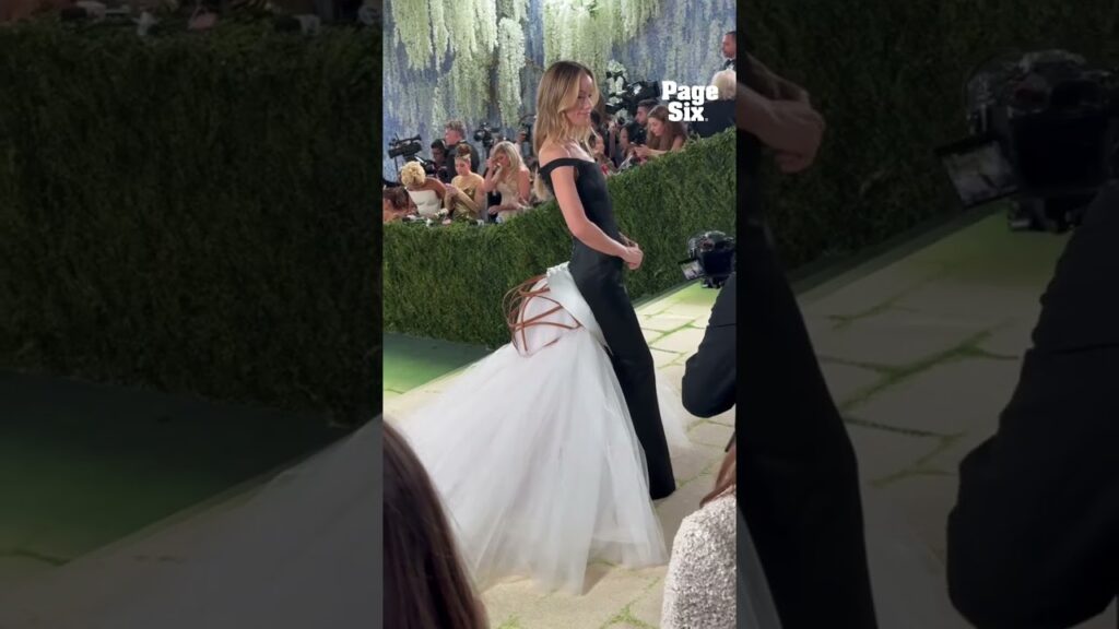 Olivia Wilde has arrived to the 2026 Met Gala 🤍🖤 #shorts Olivia Wilde has arrived to the 2026 Met Gala 🤍🖤 #shorts