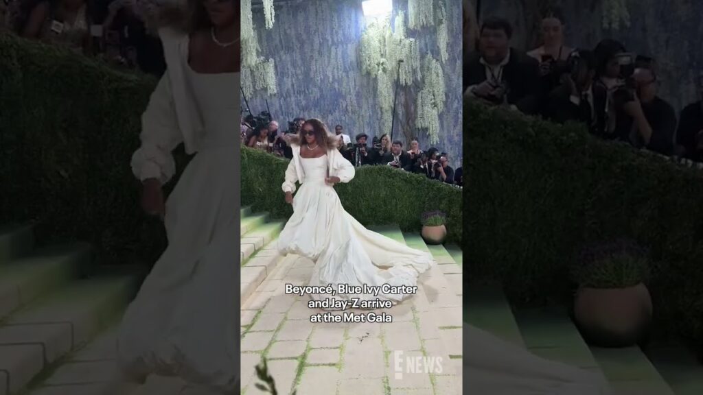 We are crazy in love with Beyoncé, Blue Ivy Carter and Jay-Z on the #MetGala steps ❤️