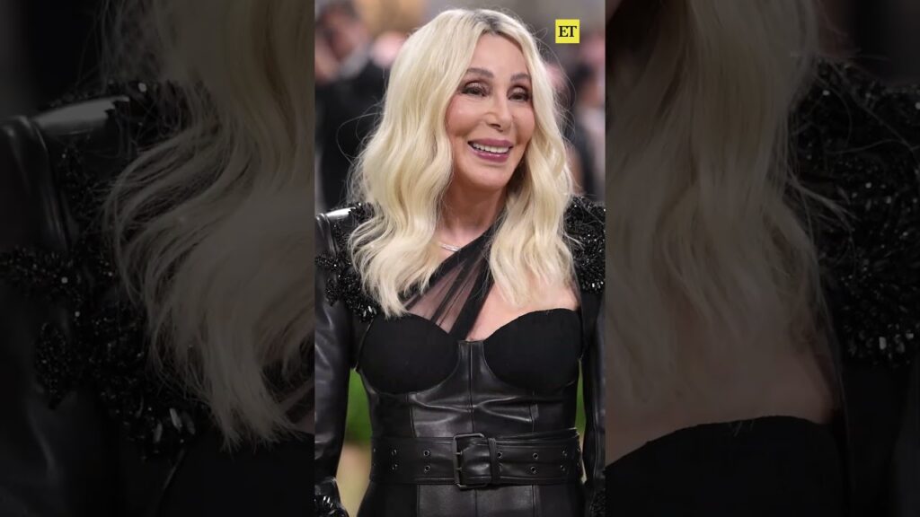 Cher makes her #MetGala return in over 10 years and we're 𝓶𝓸𝓸𝓷𝓼𝓽𝓻𝓾𝓬𝓴 by her look! 😍 #cher