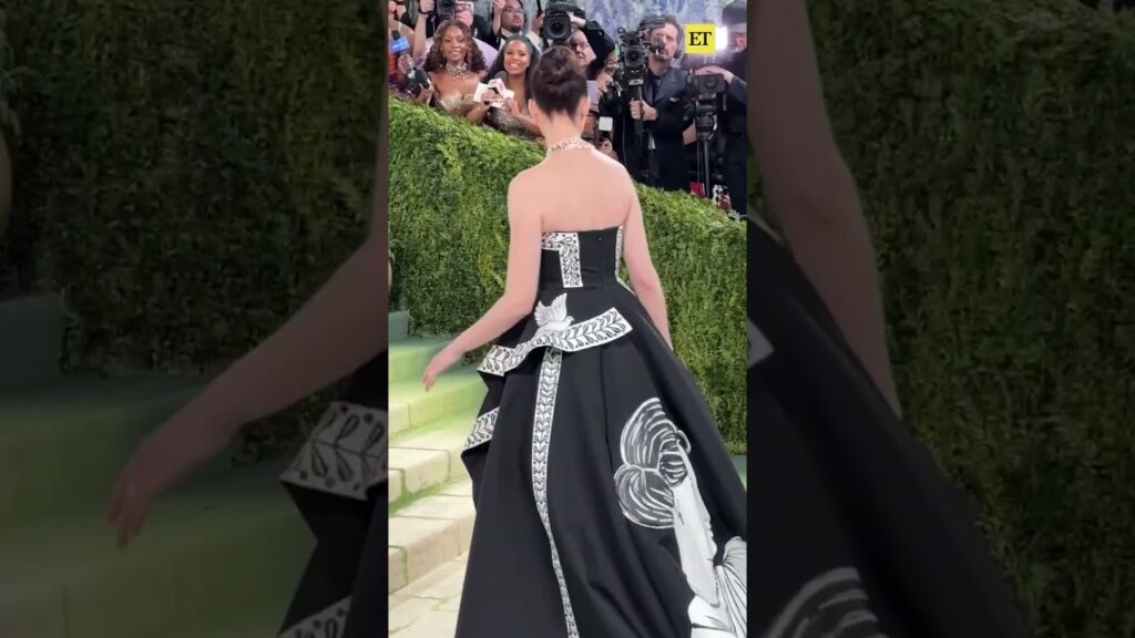 #annehathaway  = perfection. That's all. #MetGala 💅
