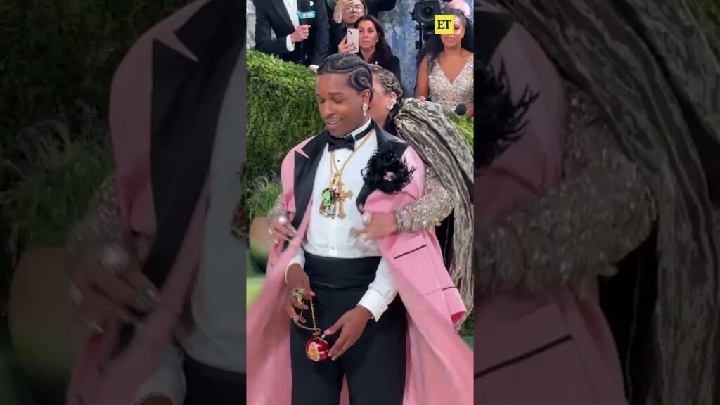 This is what we came for! π #rihanna and #asaprocky have arrived to the #MetGala! π©· This is what we came for! π #rihanna and #asaprocky have arrived to the #MetGala! π©·