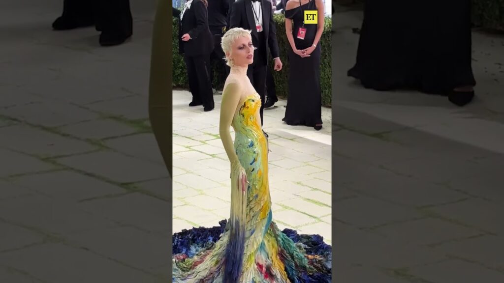 Love ya (and your dress), Emma Chamberlain! #MetGala 💙