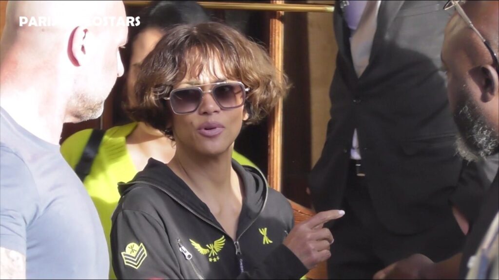 Halle Berry with fans @ Paris 22 april 2026 leaving the movie set of "Fleur"