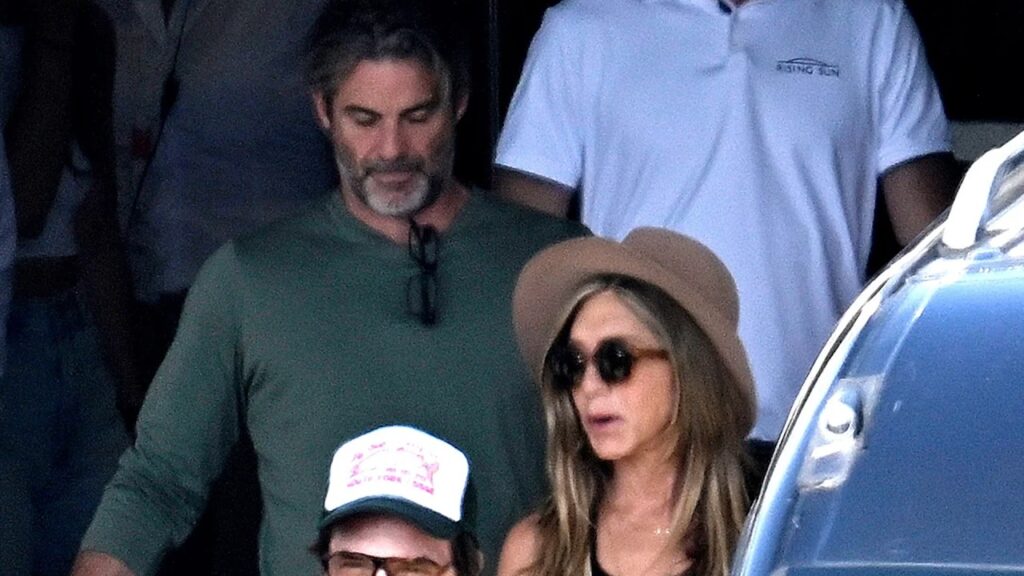 Something Is Seriously WRONG With Jennifer Aniston and Jim Curtis Relationship Something Is Seriously WRONG With Jennifer Aniston and Jim Curtis Relationship