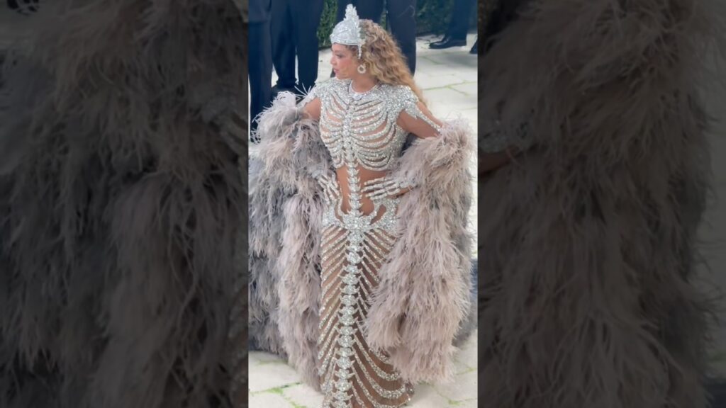 MET GALA! Beyonce looked stunning in that dress during her appearance at the Met Gala #beyonce