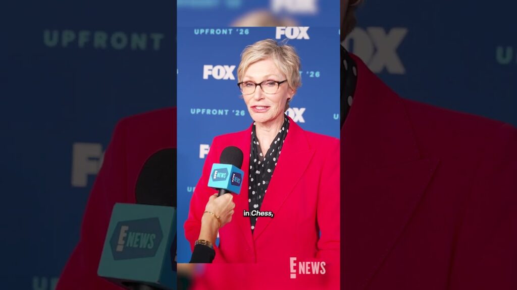 We feel pure glee over Jane Lynch supporting Lea Michele's Broadway career. ☺️