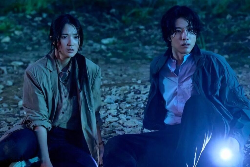 Han Soo-in, left, played by Kim Hye-yoon, and Yoon Ki-tae, played by Lee Jong-won, in a scene from the movie