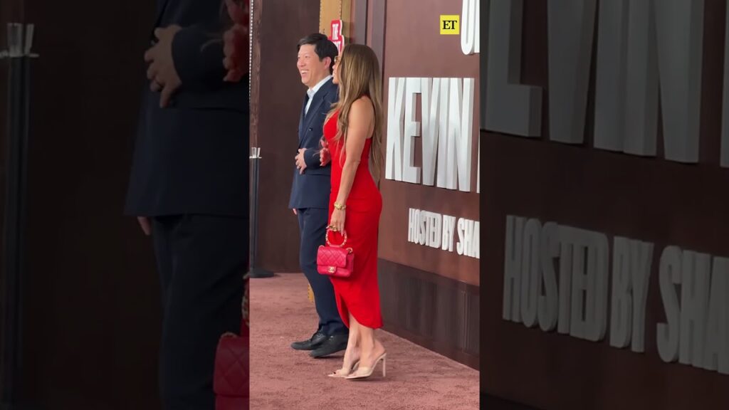 #jenniferlopez is red hot at ‘The Roast of Kevin Hart' ❤️